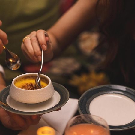 โรงแรมปิกัลแล กอเทนเบิร์ก ภายนอก รูปภาพ A woman using a spoon to eat a dessert