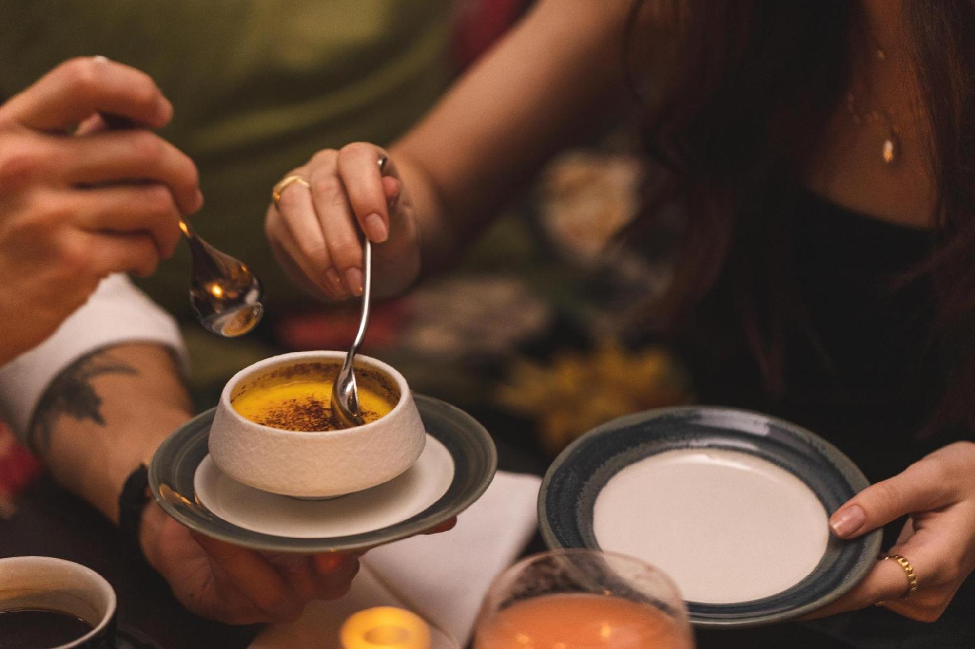 โรงแรมปิกัลแล กอเทนเบิร์ก ภายนอก รูปภาพ A woman using a spoon to eat a dessert