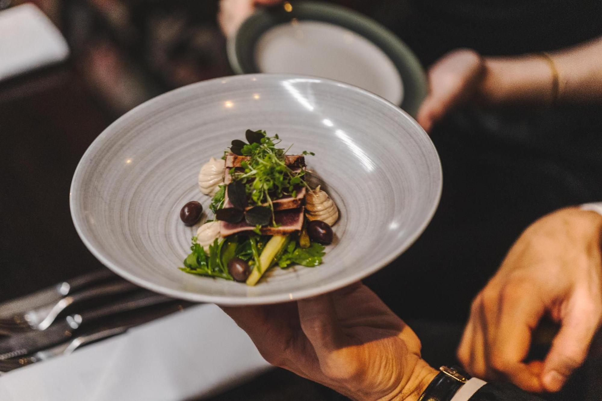 โรงแรมปิกัลแล กอเทนเบิร์ก ภายนอก รูปภาพ A server holding a plate of food