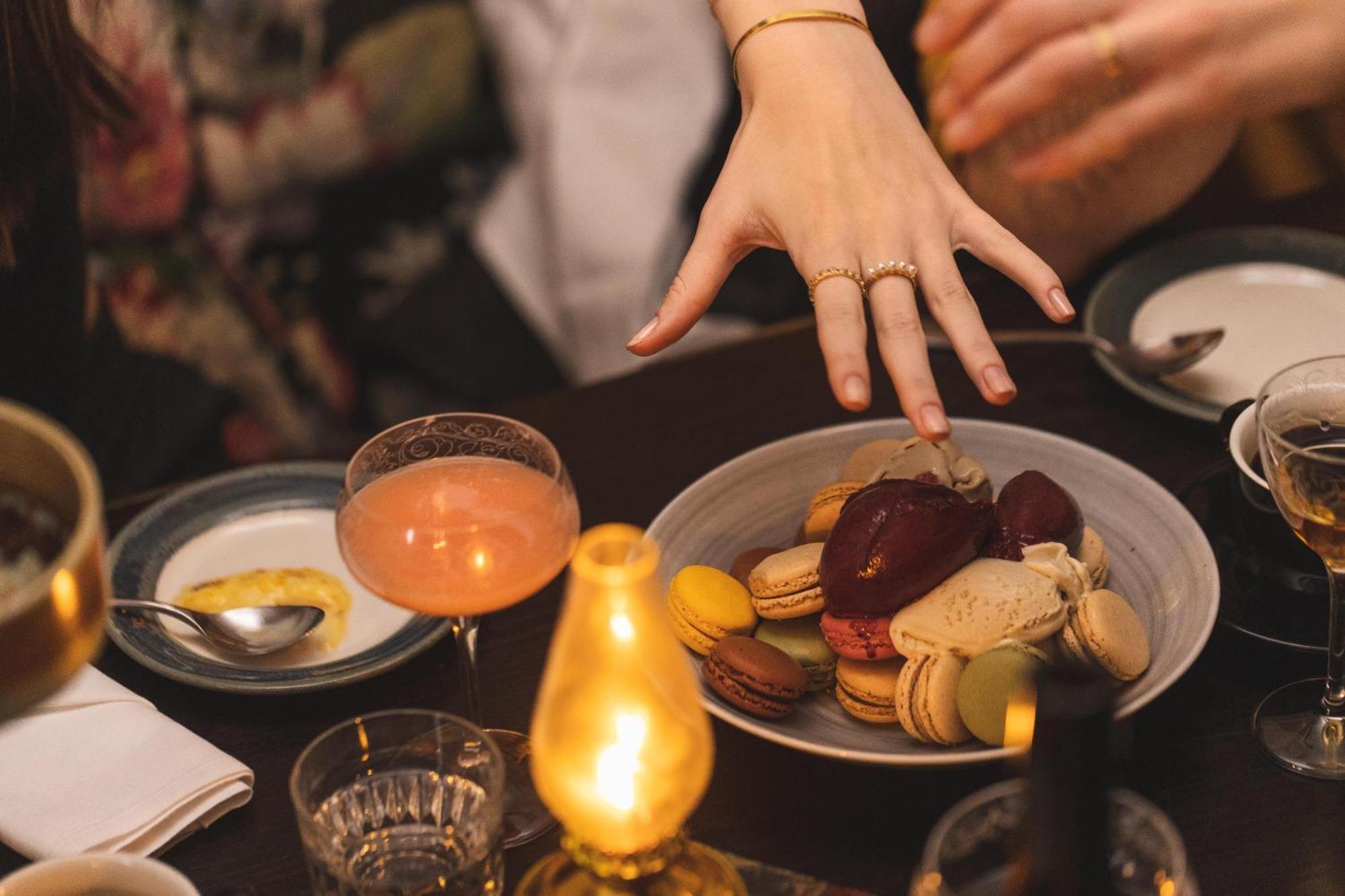 โรงแรมปิกัลแล กอเทนเบิร์ก ภายนอก รูปภาพ A woman's hand reaches for a plate of macarons